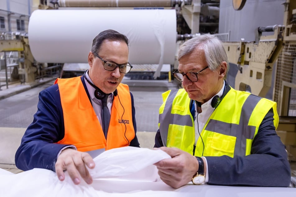 Wirtschaftsminister Dirk Panter (52, SPD) übergab den Fördermittelbescheid persönlich und ließ sich die Produktion anschließend vom Wepa-Vorstandsvorsitzenden Martin Krengel (69, r.) erklären.