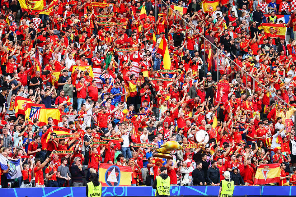 Spanien-Fans jubeln während des EM-Spiels im Berliner Olympiastadion gegen Kroatien (3:0).