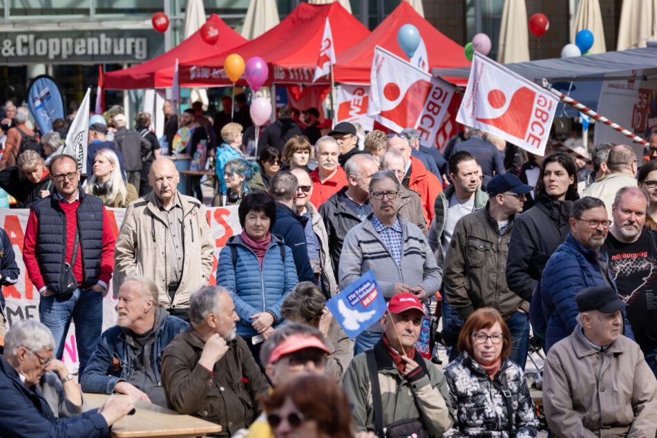 Zahlreiche Politiker, Bürger und Gewerkschafter kamen zur Maifeier auf den Chemnitzer Neumarkt.
