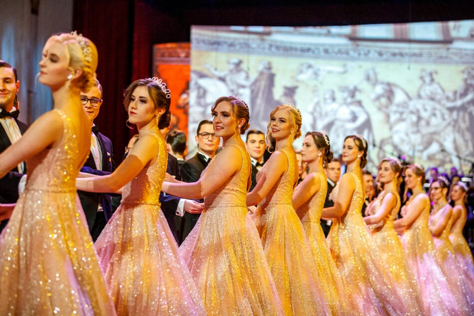 Mit einer knapp zehnminütigen Walzer-Choreografie eröffnen die Debütanten-Paare den SemperOpernball.