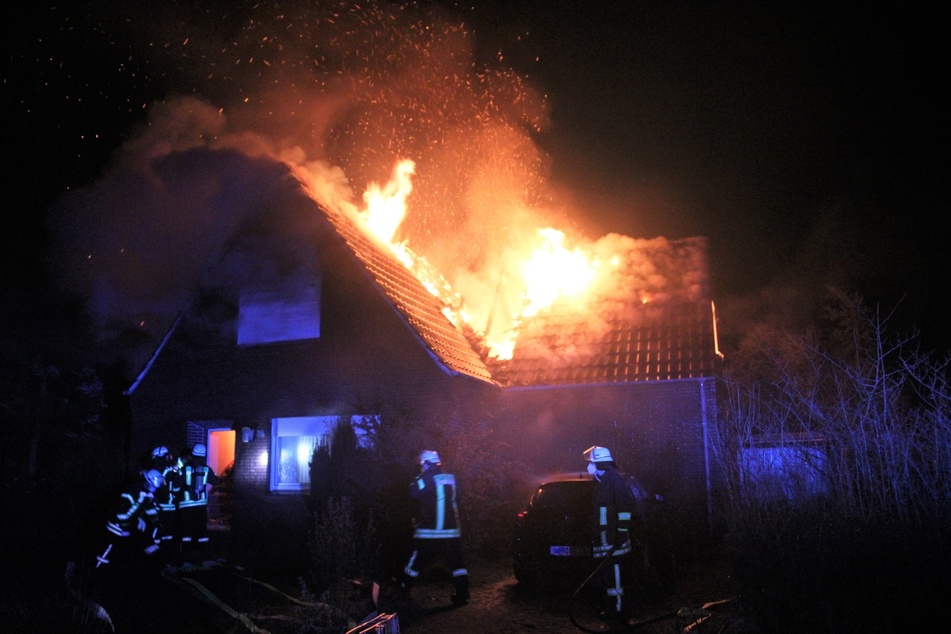 Das Hausdach brennt lichterloh.