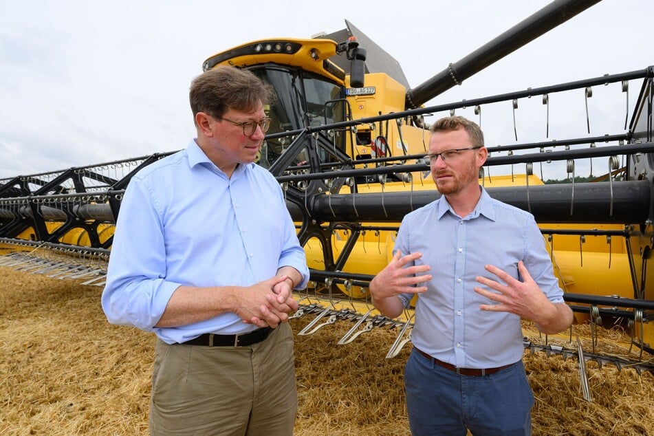 Sachsens Landwirtschaftsminister Georg-Ludwig von Breitenbuch (55, CDU, l.) und Michael Haselhoff (37), Geschäftsführer der Agrargenossenschaft Doberschütz.
