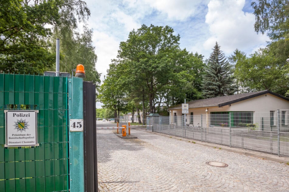 Ein Polizeischüler flog betrunken aus dem Fenster eines Lehrgebäudes der Bereitschaftspolizei in Chemnitz.