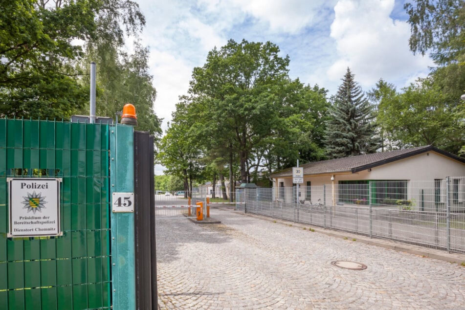 Ein Polizeischüler flog betrunken aus dem Fenster eines Lehrgebäudes der Bereitschaftspolizei in Chemnitz.