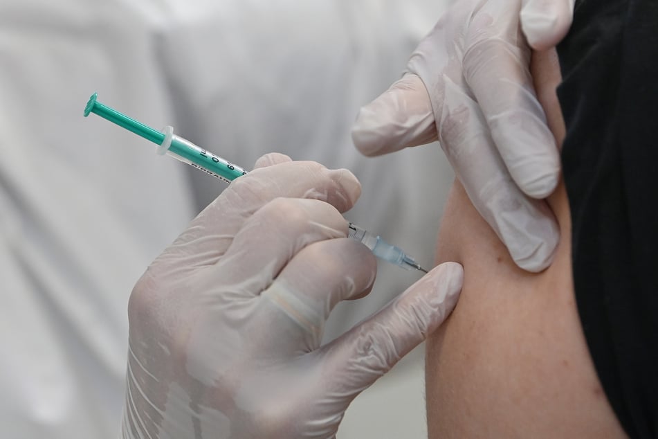 Fast jeder zweite Erwachsene in Deutschland hat mittlerweile wenigstens die erste Impf-Dosis gegen das Coronavirus erhalten.