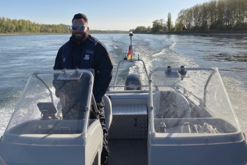 Der Polizeihauptmeister auf einem Boot auf dem Rhein.
