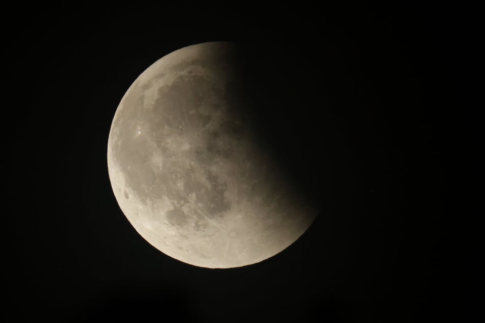 Die Finsternis ist gut mit bloßem Auge zu sehen. Durch die sogenannte Mondtäuschung sieht der tief stehende Mond dabei außerdem besonders groß aus. (Archiv)