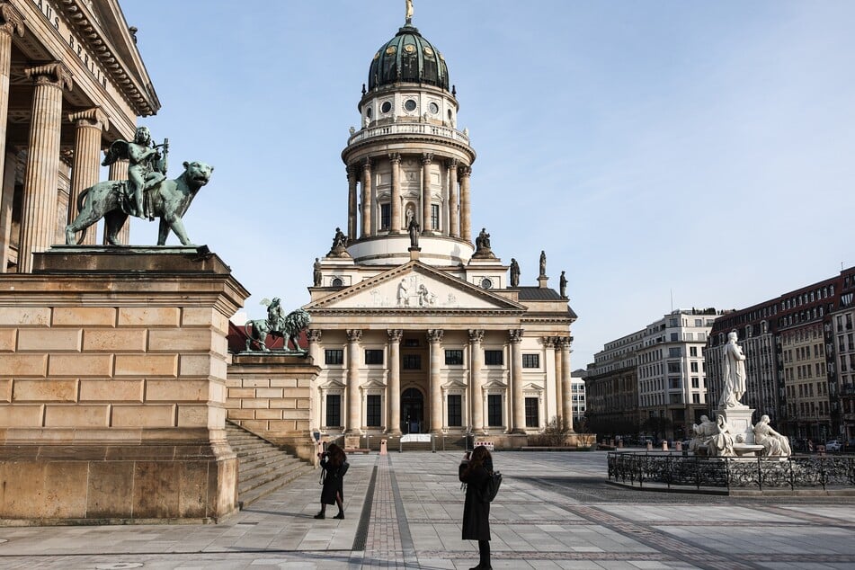 Nach zwei Jahren Umbau ist der Gendarmenmarkt in Berlin wieder für Besucher begehbar.