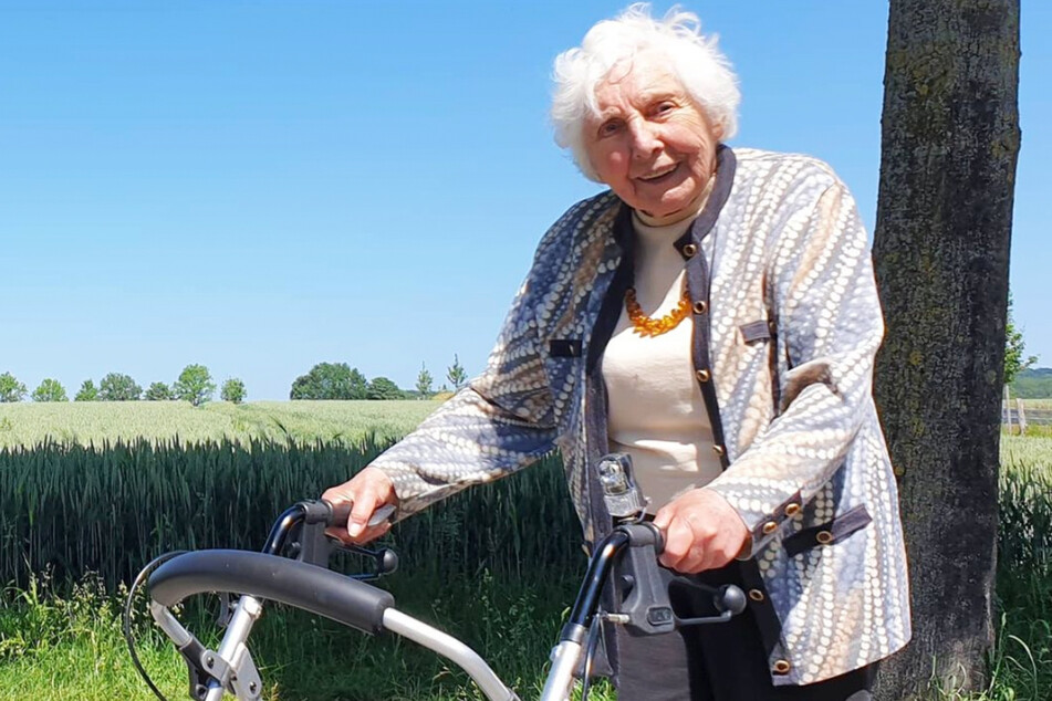 Marietheres Wübken (97) aus dem Münsterland läuft in einem Monat 100 Kilometer. Am heutigen Freitag knackt sie die Marke und sammelte so mehr als 58.000 Euro an Spenden.