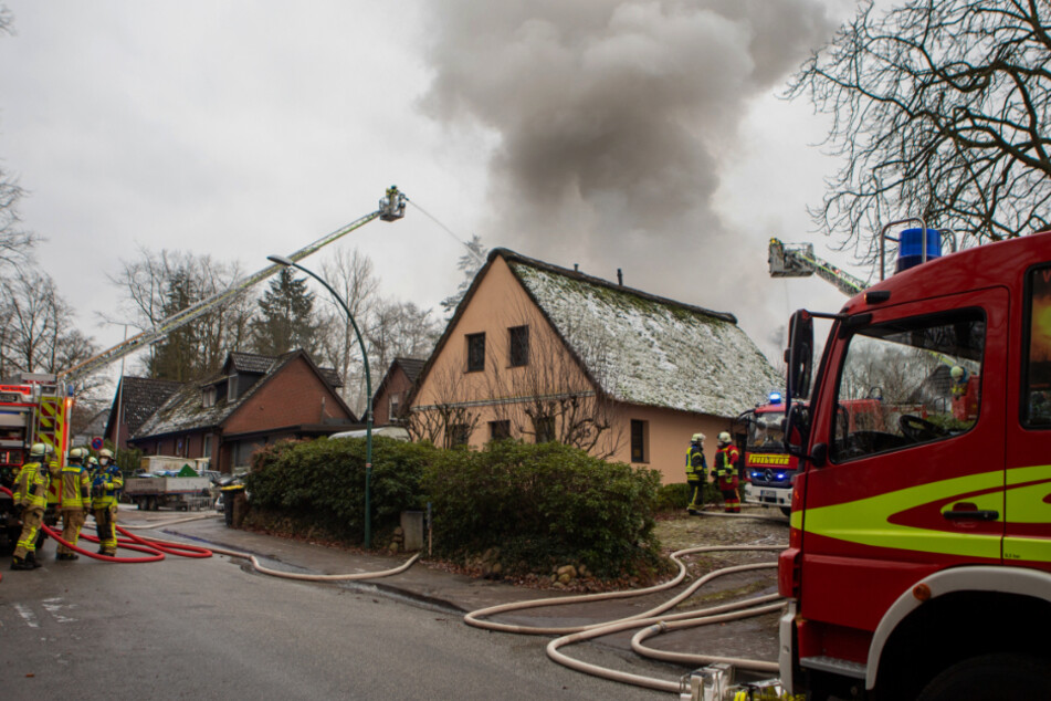 Feuerwehrleute kämpfen gegen die Flammen.