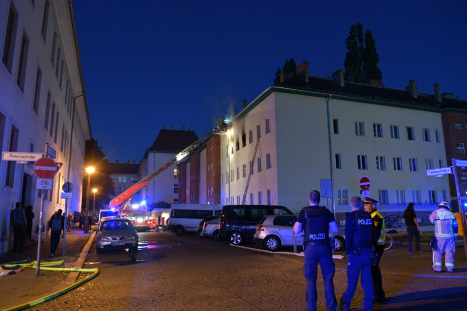 Einsatzkräfte sind vor Ort in Berlin-Weißensee.