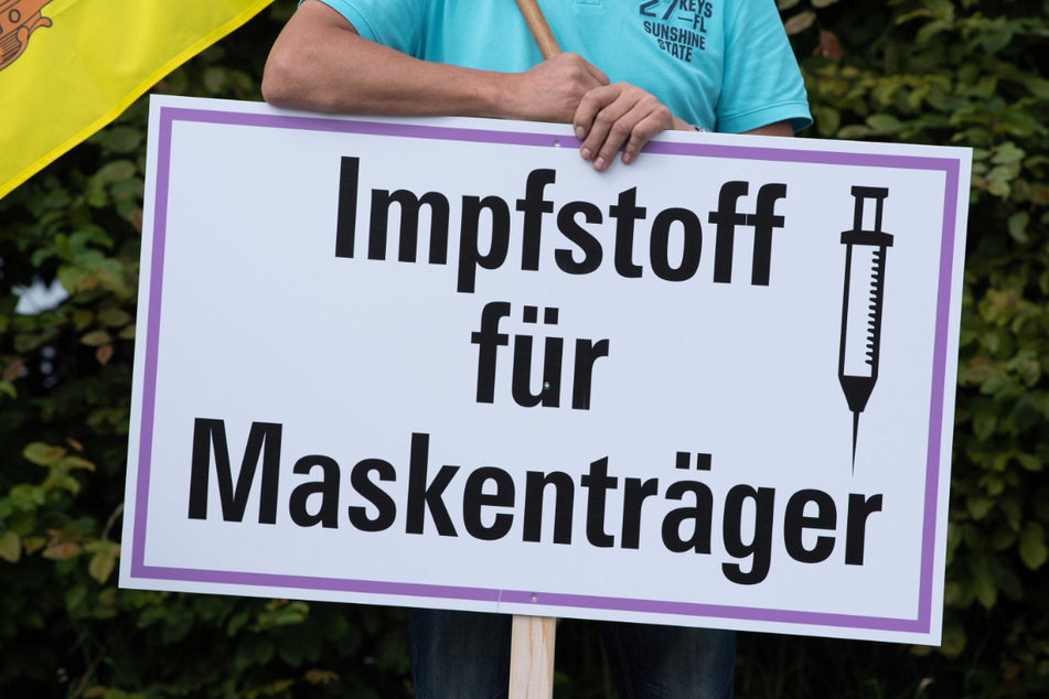 Plakate gegen die Corona-Regeln: Unter den Demonstranten sind aber auch Impfgegner und Verschwörungstheoretiker.