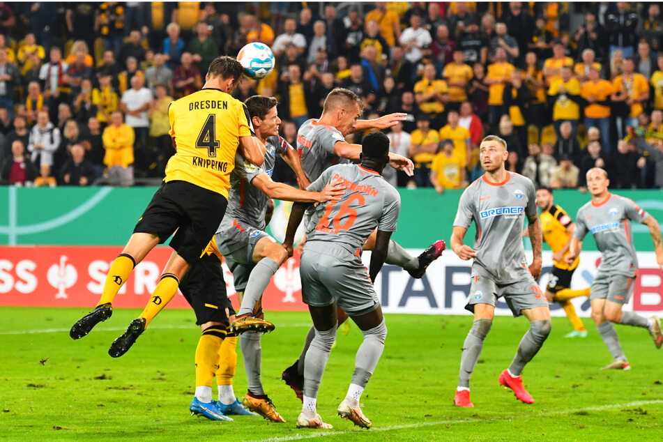 Schon wieder der Kapitän! Tim Knipping (l.) setzt sich nach einer Ecke durch und köpft zum zwischenzeitlichen 1:0 für Dynamo ein.