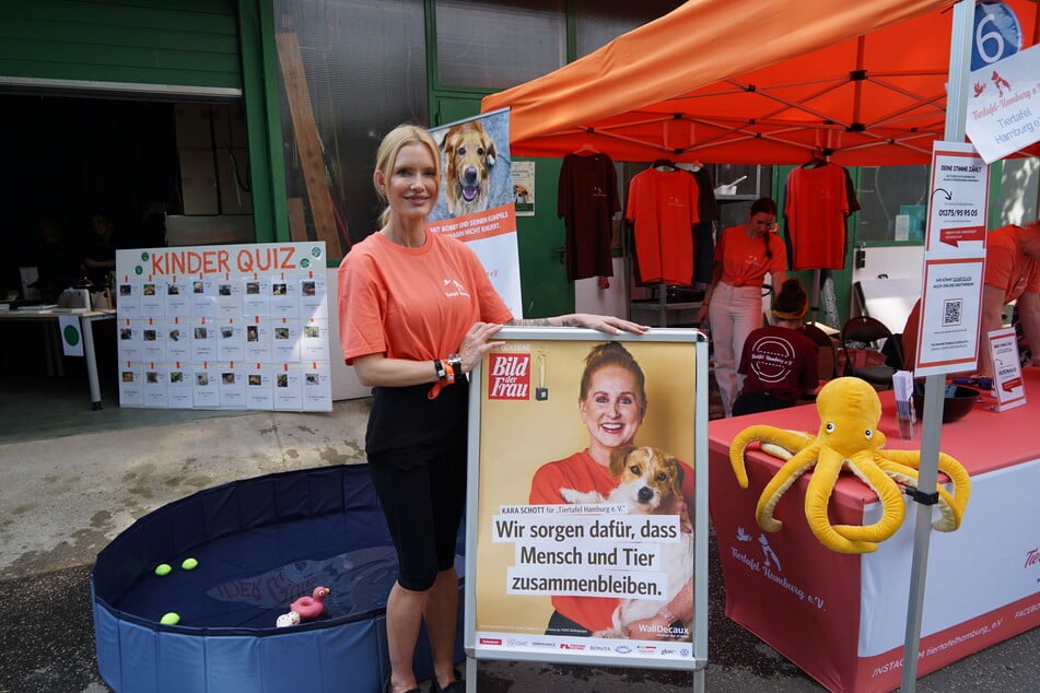 Mirja du Mont am Stand der Tiertafel Hamburg – stolz vor einem Plakat mit Gründungsmitglied Kara Schott, die zuletzt den "Bild der Frau"-Preis gewonnen hat. "Wir könnten noch das Spendenpreisgeld von 30.000 Euro gewinnen. Da kann man jetzt für uns anrufen oder online abstimmen – darüber würden wir uns sehr freuen."