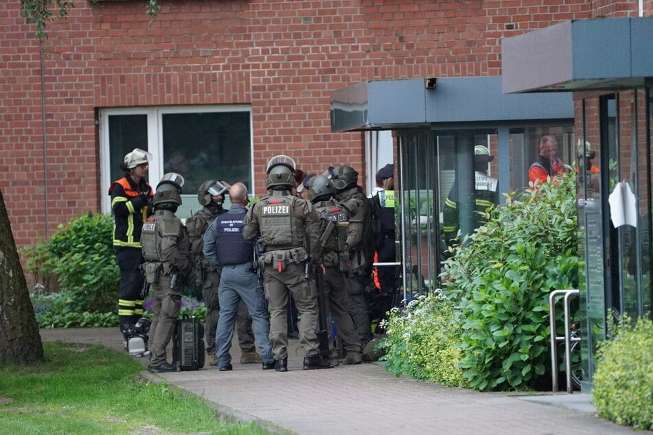 SEK-Einsatz in Hamburg - Mann verletzt im Krankenhaus, eine Frau abgeführt