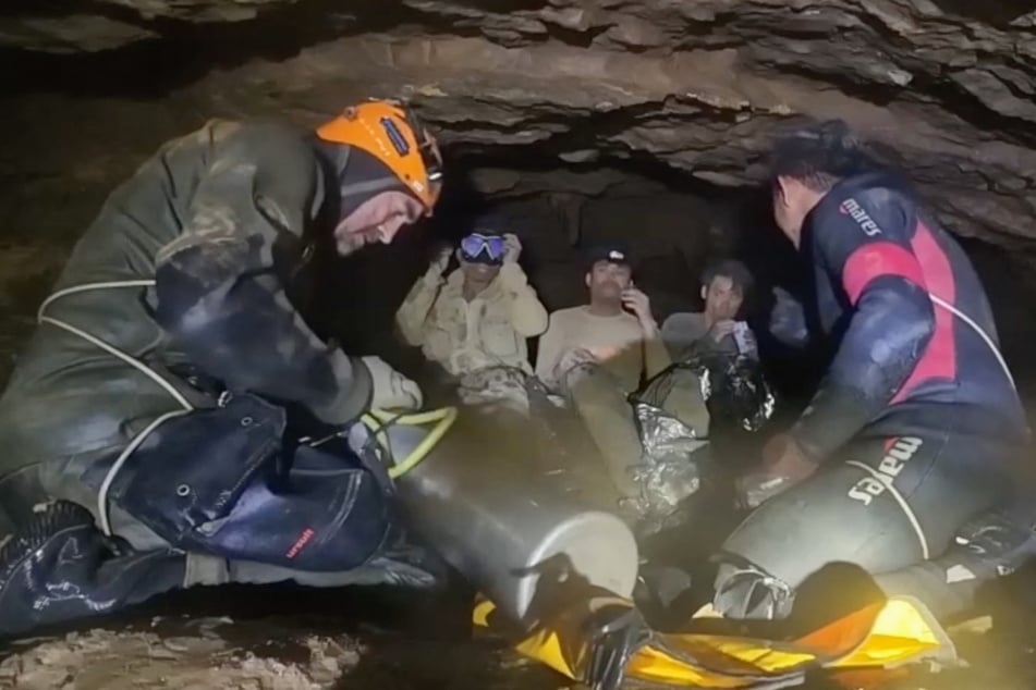 Die Einsatzkräfte setzten alles daran, die Höhle schnellstmöglich von dem eindringenden Wasser zu befreien.