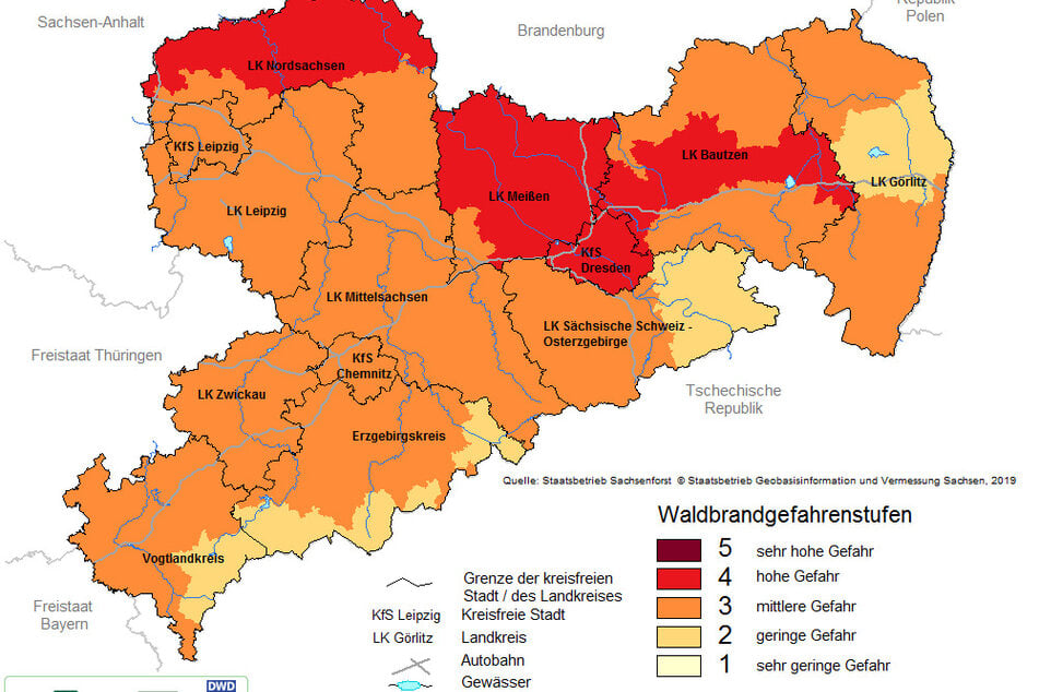 Am Mittwoch gilt nur in einigen Gebieten in Sachsen die Waldbrandgefahrenstufe 4. In den kommenden Tagen wird diese Stufe auch in den meiste Teil der Landkreise Nordsachsen, Leipzig und der Stadt Leipzig erwartet.