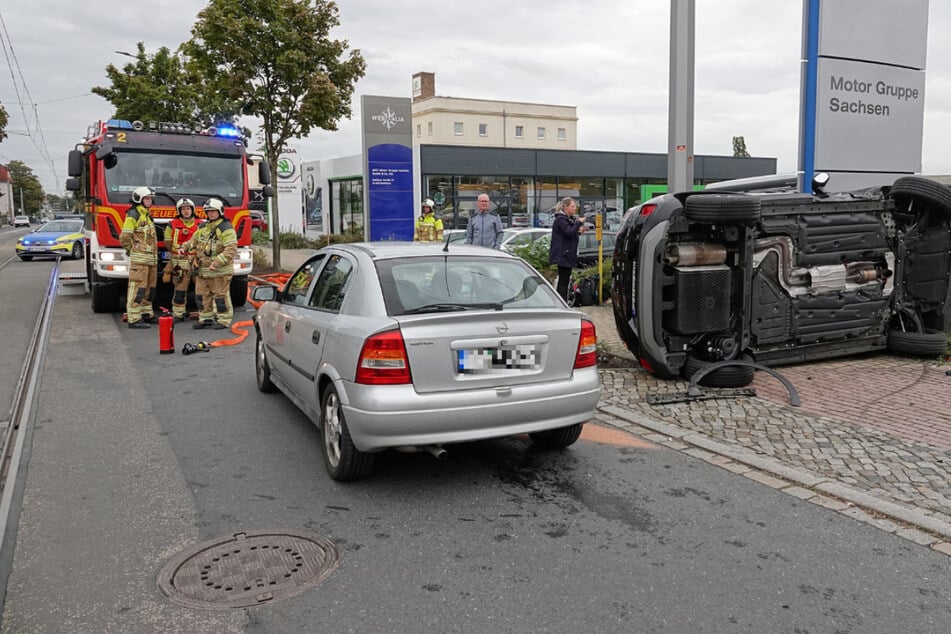Unfall in Radebeul: Ford kippt nach Zusammenstoß um, Fahrer verletzt