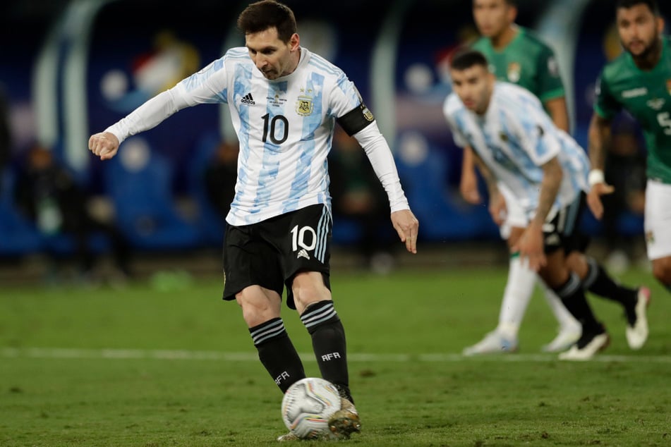 Er hat auch mit 34 nichts verlernt. Im Trikot der argentinischen Nationalmannschaft traf Lionel Messi (34, links) gegen Bolivien - hier vom Elfmeterpunkt.