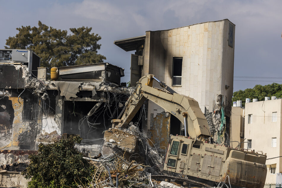 Ein Gesamtbild der Zerstörung nach dem tödlichen Angriff auf eine Polizeistation in der Stadt Sderot am zweiten Tag des andauernden Konflikts zwischen Israel und palästinensischen Terroristen der Hamas.