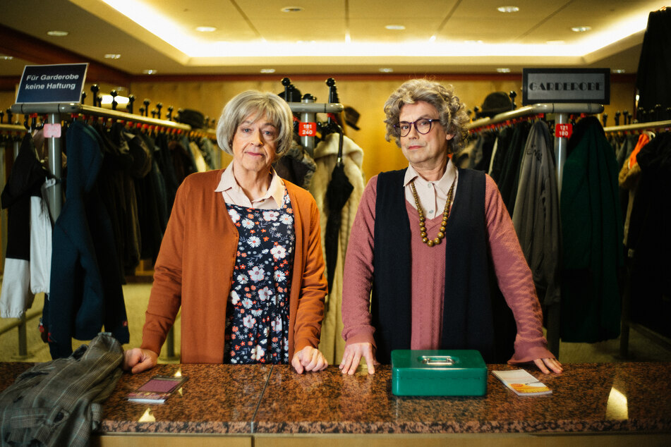 Das Comedy-Duo Badesalz, bestehend aus Gerd Knebel (l.) und Henni Nachtsheim (64), verkleidet als Garderoben-Damen für die Backstage-Safari der Frankfurter Jahrhunderthalle.