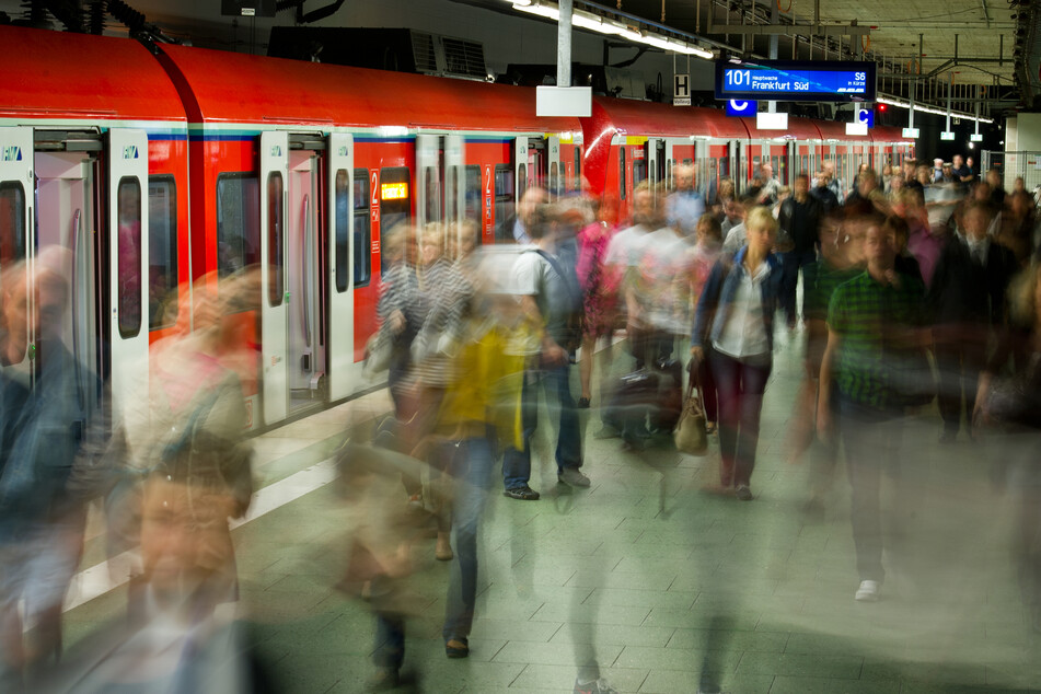 Tausende Pendler standen angesichts der Sperrung wartend an den Bahnsteigen. (Symbolfoto)