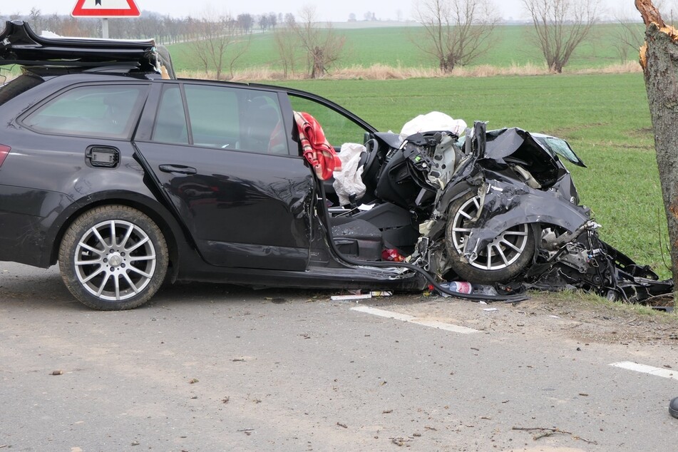 Fahrer und Beifahrer des Skoda mussten ins Krankenhaus gebracht werden.