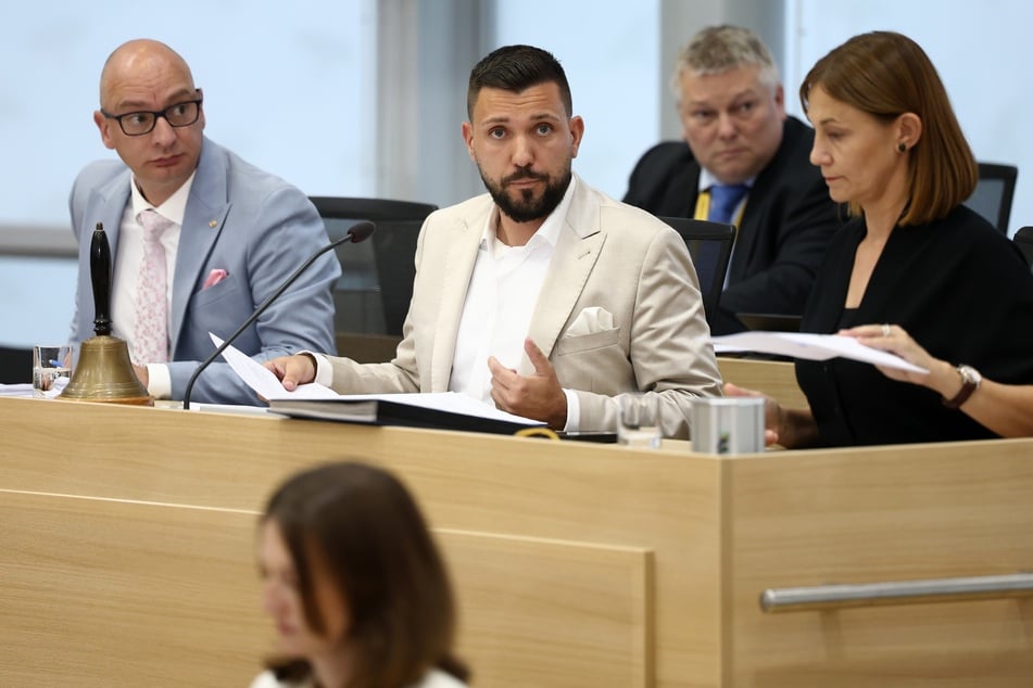 Der frisch gewählte Landtagspräsident von Sachsen-Anhalt, Tobias Rausch (35, AfD, M.).