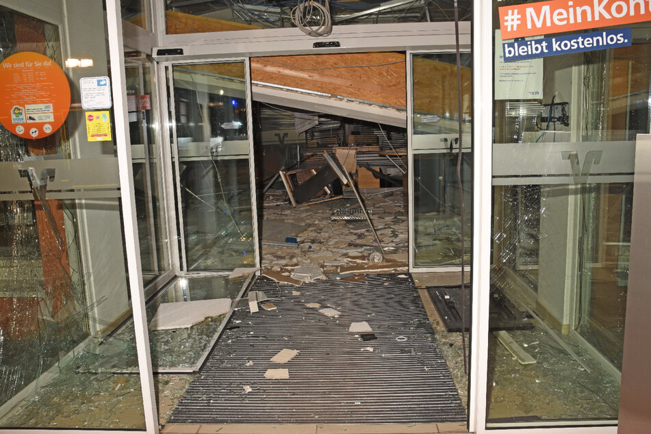 Das Gebäude wurde durch zwei Detonationen schwer beschädigt.
