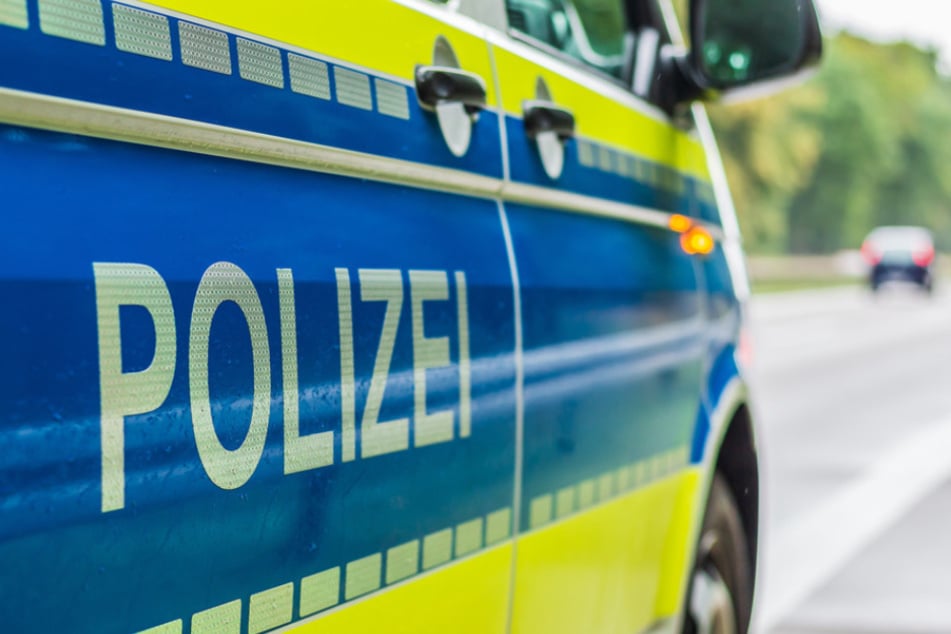 Die Polizei sucht nach dem geflüchteten Autofahrer. (Symbolbild)