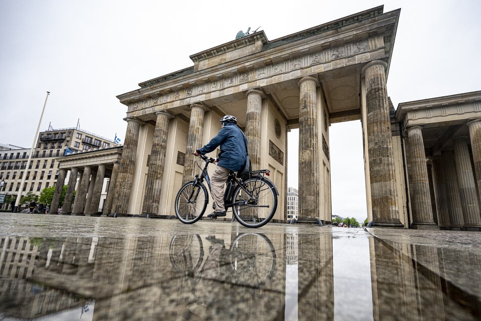 Berliner und Brandenburger dürfen sich trotz hoher Temperaturen über den ein oder anderen Schauer freuen.