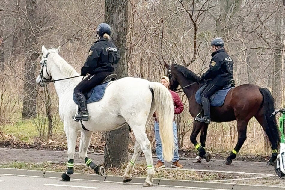 Die berittene Polizei im Einsatz vor dem Stadion.