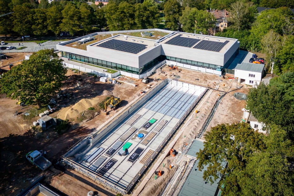 Zur Eröffnung des Hallenbades im September 2024 war das Freibad in Bernsdorf noch eine große Baustelle. (Archivfoto)