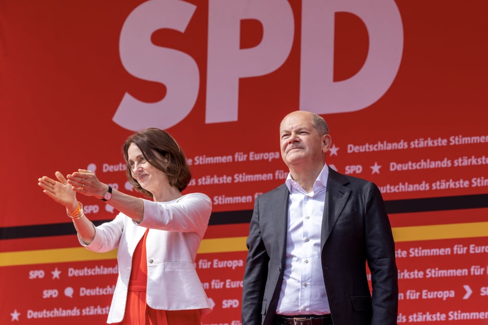 Bundeskanzler Olaf Scholz (65, SPD) trat in Duisburg mit Katarina Barley (55, links), SPD-Spitzenkandidatin für die Europawahl, auf.