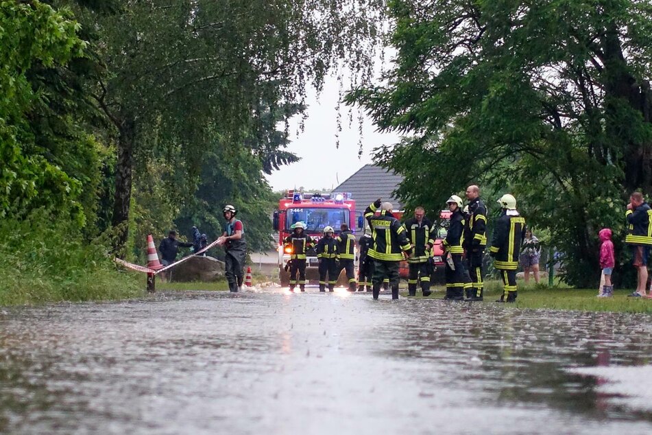 Die Feuerwehren waren bis zum Sonntagmorgen beschäftigt.