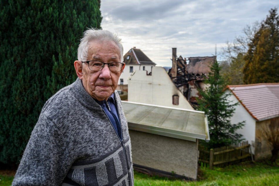 Eberhard Schuricht (89) wohnt neben dem Brandhaus
