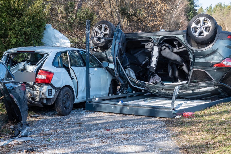 Schwerer Auffahrunfall: SUV überschlägt sich und walzt Bushaltestelle nieder
