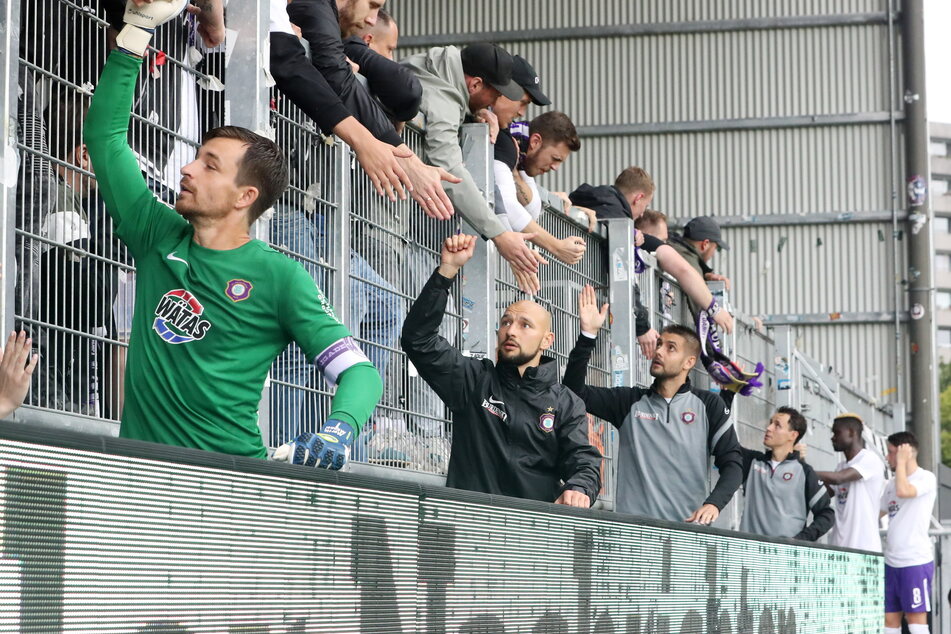 Martin Männel (33, vorn) und seine Mannschaftskollegen klatschten trotz der Niederlage mit den Fans ab.
