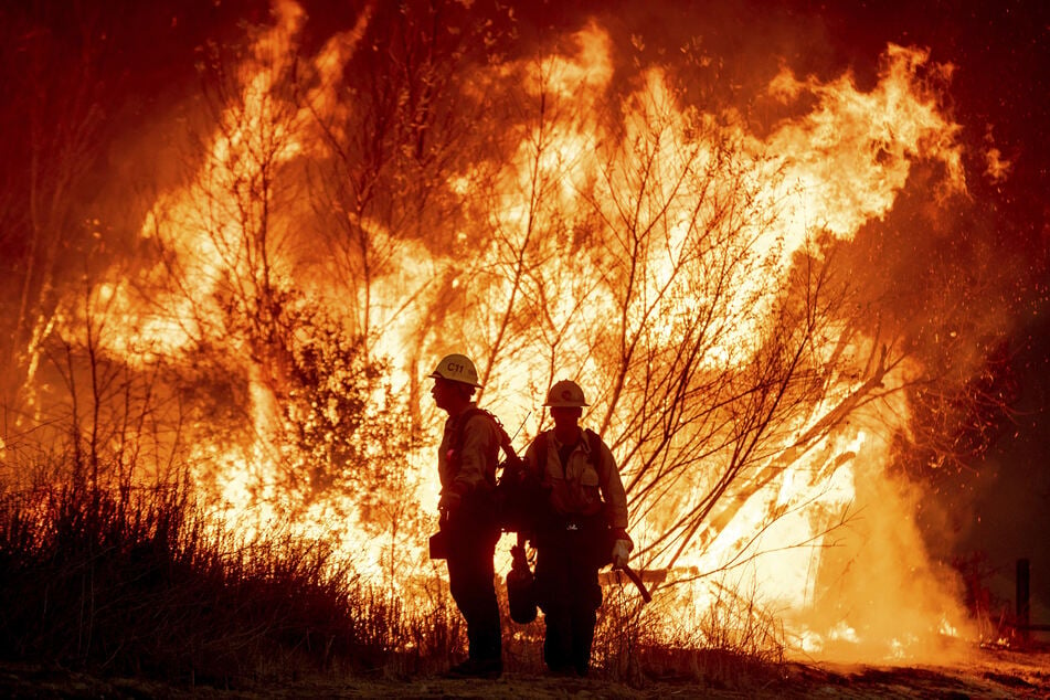 Die Feuerwehr versucht, die verheerenden Brände einzudämmen.