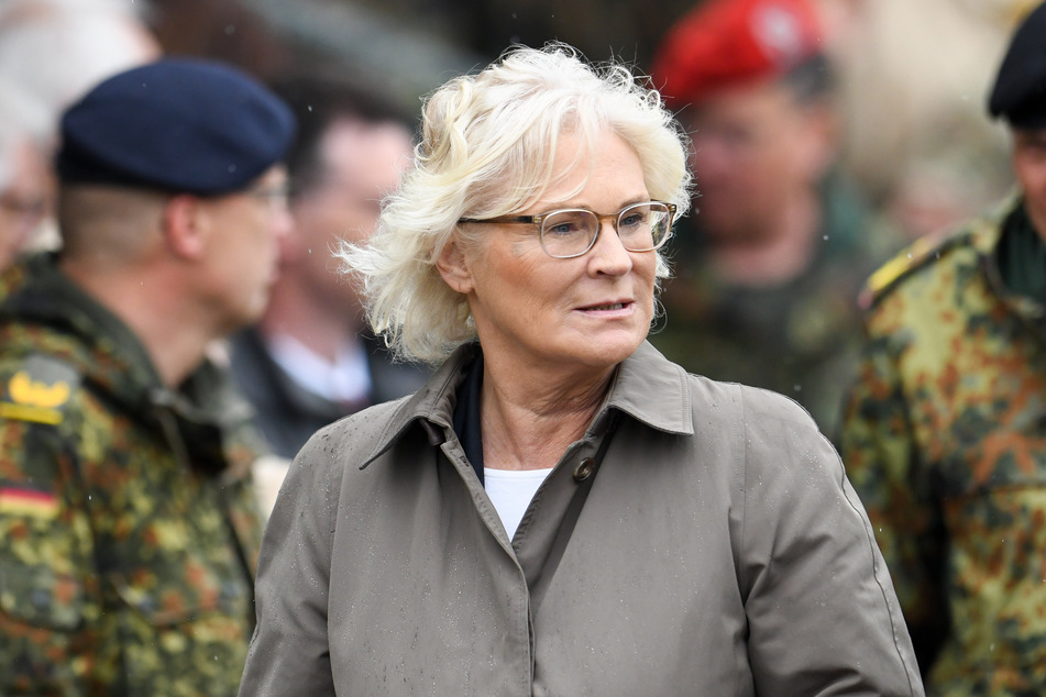 Verteidigungsministerin Christine Lambrecht (56, SPD).