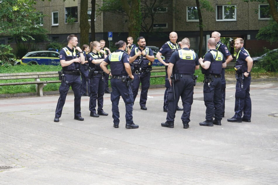 In Hamburg-Steilshoop mussten zahlreiche Polizeikräfte einen Streit zwischen Nachbarn schlichten.