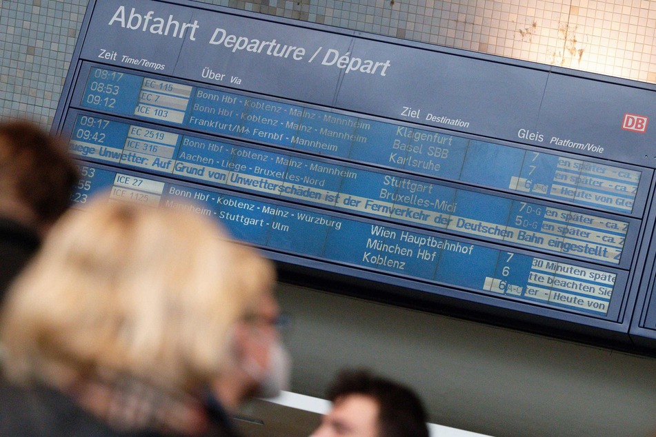 Der Sturm sorgt weiterhin für Verkehrs-Chaos in NRW.