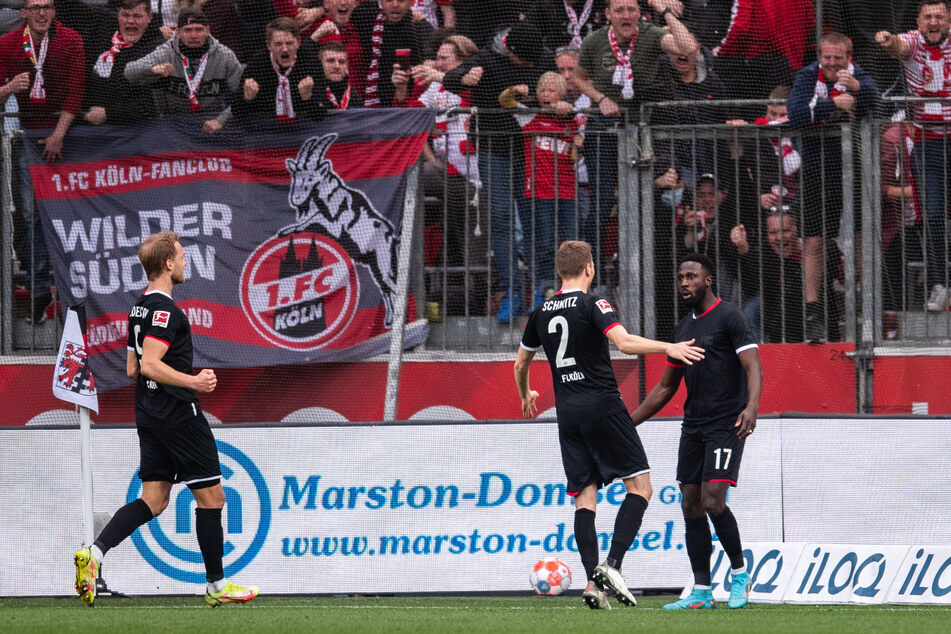 Kölns Torschütze Kingsley Schindler (r.), Sebastian Andersson (l.) und Benno Schmitz jubeln nach dem Treffer zur 1:0-Führung gegen Bayer 04 Leverkusen.