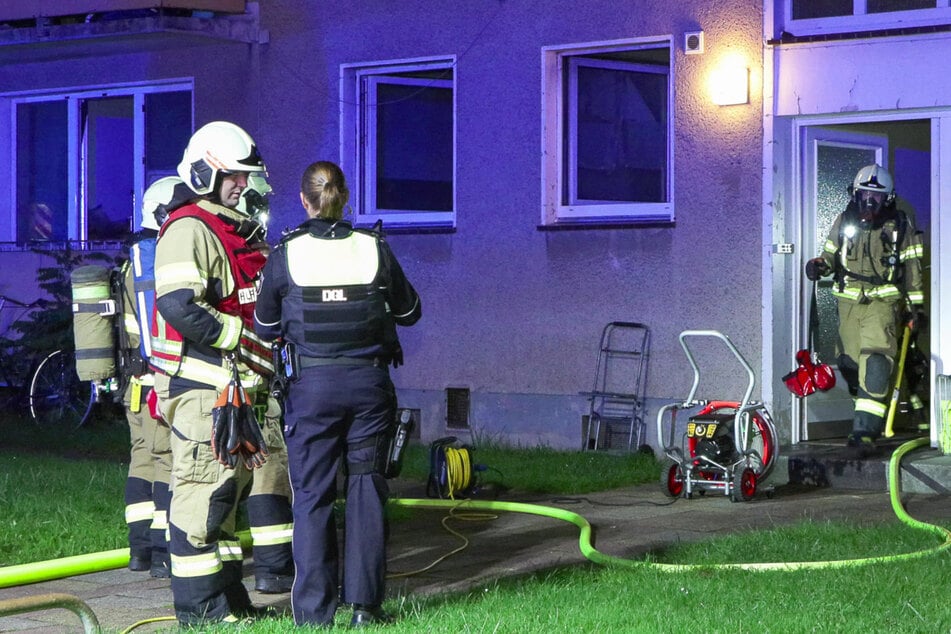 Während die Kameraden der Hildener Feuerwehr die Flammen löschten, nahm die Polizei die Ermittlungen zur Brandursache auf.
