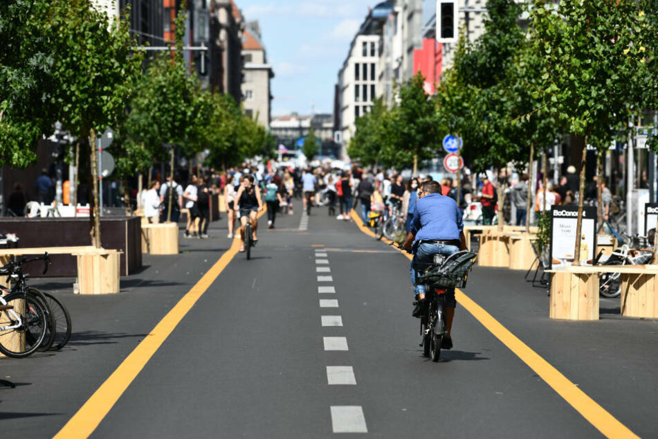 Die autofreie Friedrichstraße soll den Einzelhandel in der Corona-Krise ankurbeln. Die geplante Einweihungsfeier wurde aufgrund der am Samstag in Berlin stattfindenden Corona-Demo abgesagt.