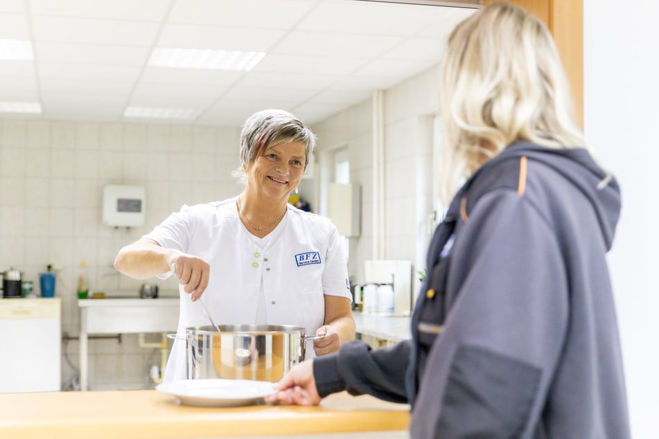 Mit Leidenschaft teilst Du frische und leckere Mahlzeiten aus.