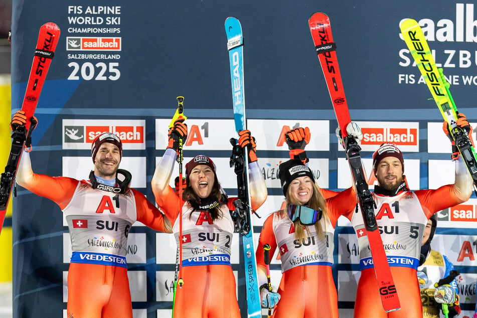 Thomas Tumler (35, v.l.n.r.), Wendy Holdener (31), Delphine Darbellay (22) und Luca Aerni (31) feiern die Silbermedaille in Saalbach.