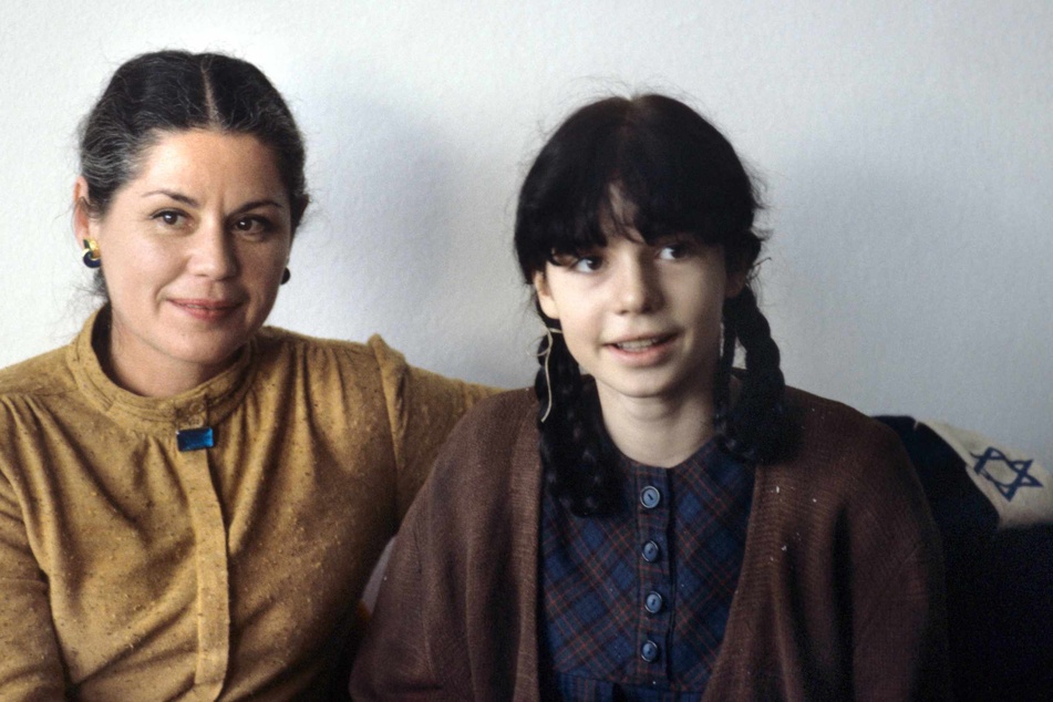 Schriftstellerin Janina David (l) und Schauspielerin Dana Vavrova im Jahr 1981 in Köln.