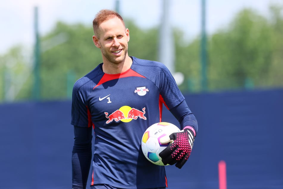 Kann nach seiner langen Verletzungspause wieder lächeln: RB Leipzigs Peter Gulacsi (33).