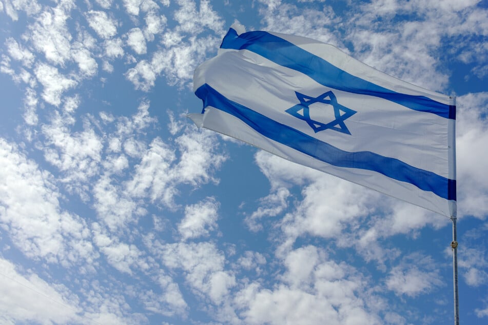 Israelische Flagge vor Rathaus gestohlen! Kurz darauf taucht die Fahne wieder auf - völlig zerstört